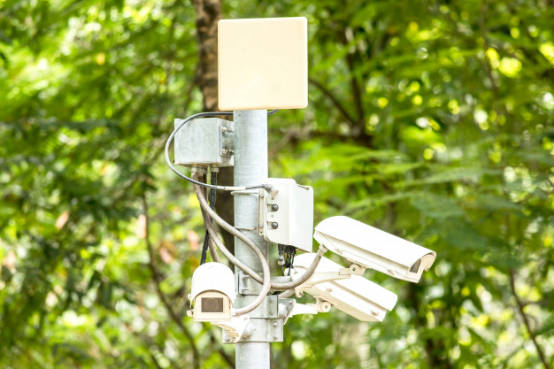 seguridad-cctv-tres-camaras-parque-arbol_36076-593